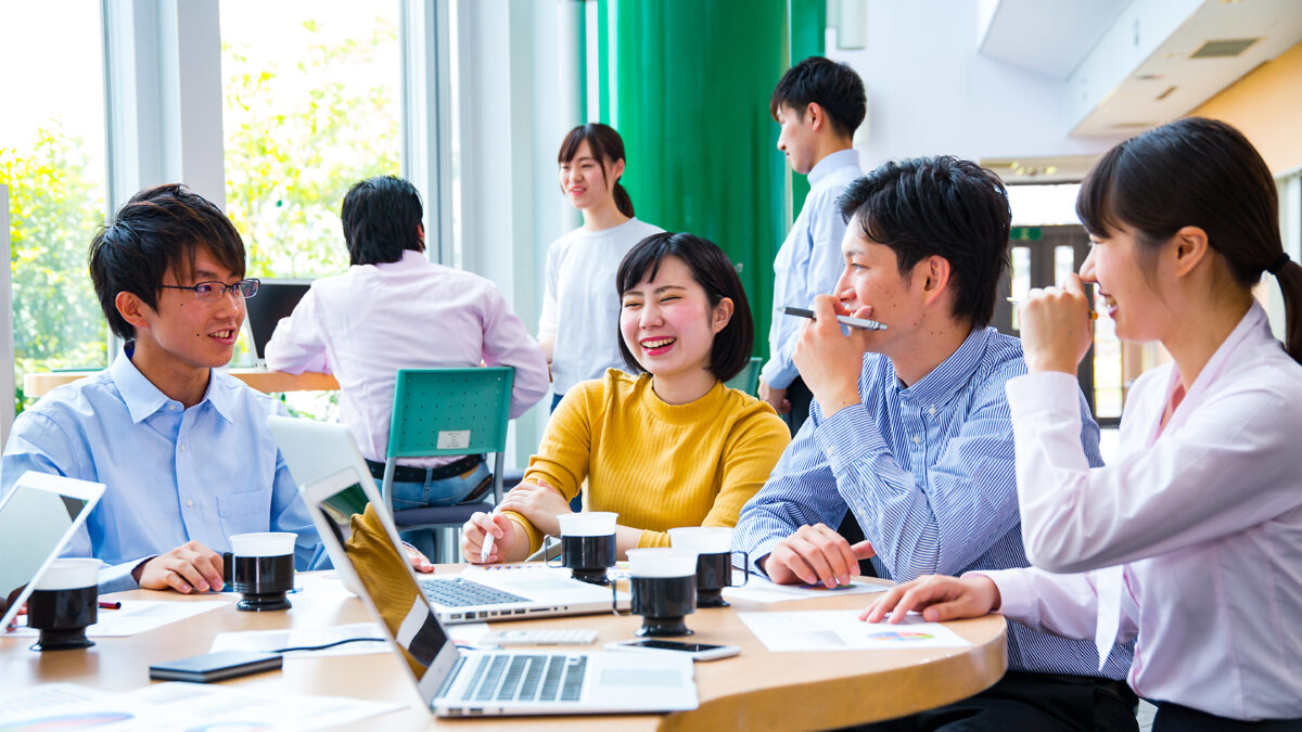 笑顔が行き交う職場の様子