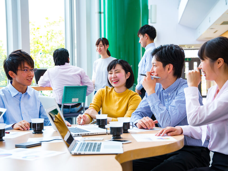 笑顔が行き交う職場の様子
