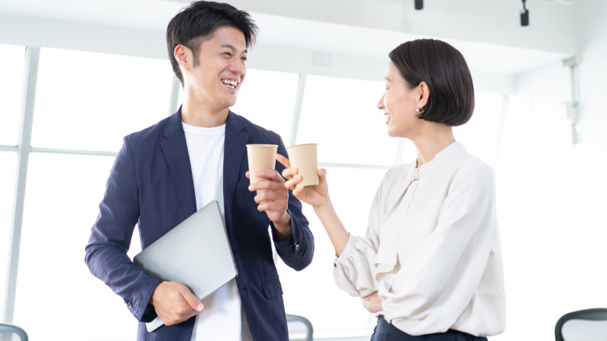 コーヒーを片手に談笑する二人