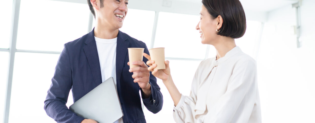 コーヒーを片手に談笑する二人