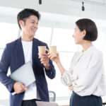 コーヒーを片手に談笑する二人