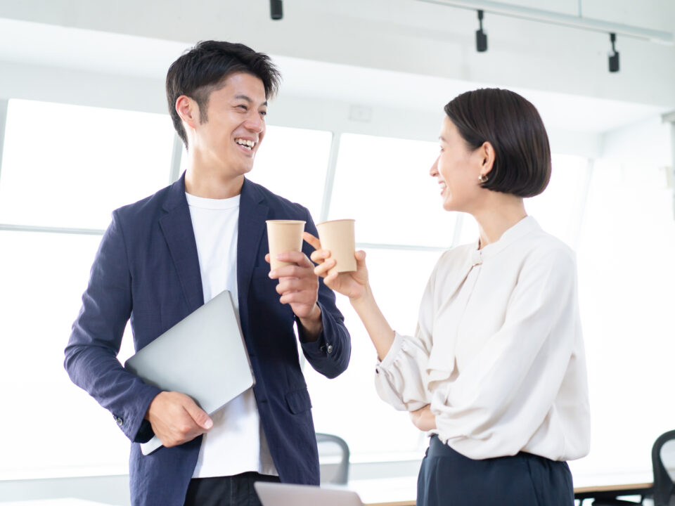 コーヒーを片手に談笑する二人